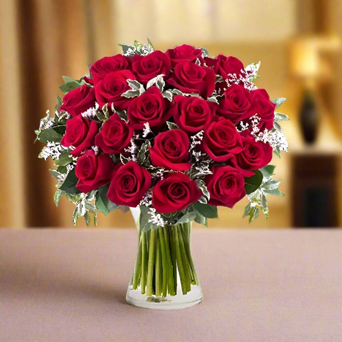 25 roses rouges dans un vase et un gâteau en forme de coeur 01 kg